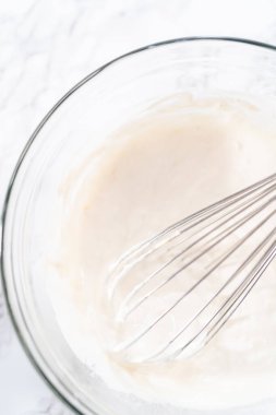 Limonlu kek için hamura malzemeleri karıştırıyorum..