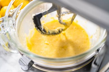 Limonlu kek için hamura malzemeleri karıştırıyorum..