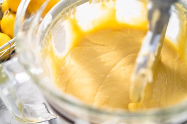 Limonlu kek için hamura malzemeleri karıştırıyorum..