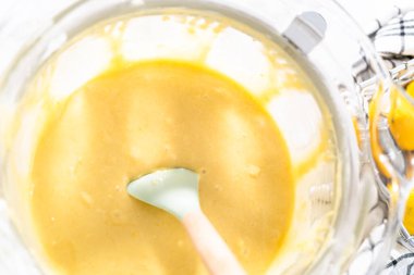 Bardakta limonlu kek hamuru.