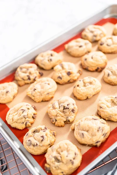 Galletas Chocolate Suave Caseras Recién Horneadas Una Bandeja Para Hornear — Foto de Stock