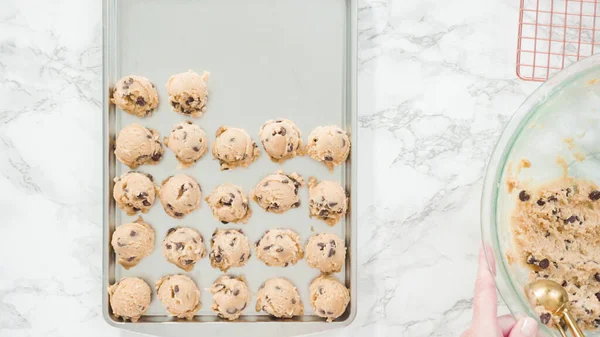 Paso Paso Acostado Recoger Galletas Caseras Chispas Chocolate Con Cuchara — Foto de Stock