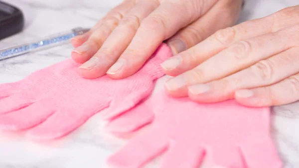 Розовые Детские Перчатки Снежинками — стоковое фото
