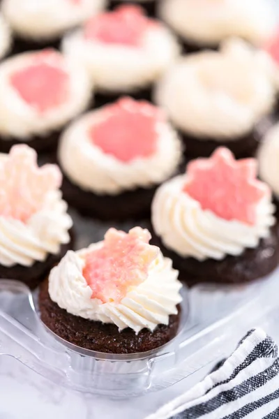 Cupcake Mini Coklat Dengan Buttercream Italia Yang Dihiasi Dengan Serpihan — Stok Foto