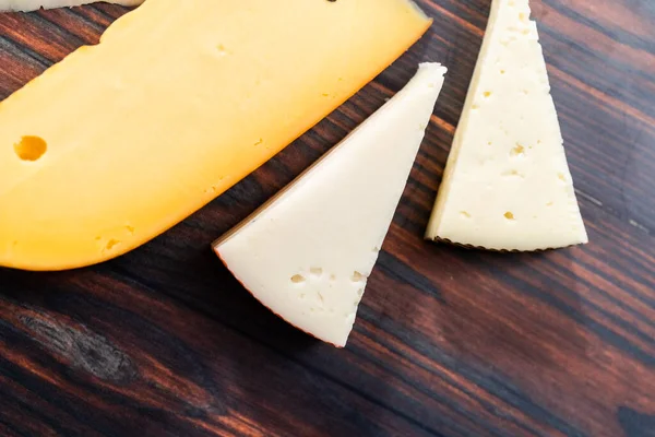 Variedad Grandes Cuñas Queso Gourmet Sobre Fondo Madera Oscura — Foto de Stock