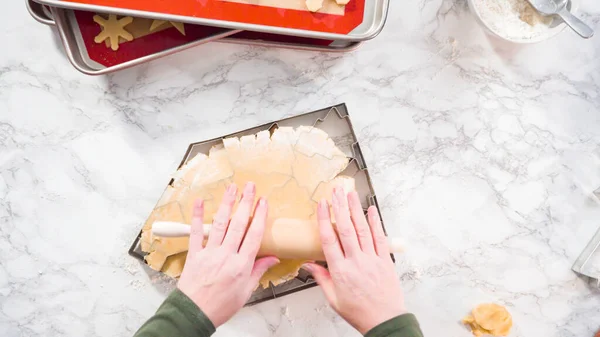 平置きだ 一歩ずつ クリスマスクッキーカッターで形を切り取る砂糖クッキー生地から — ストック写真