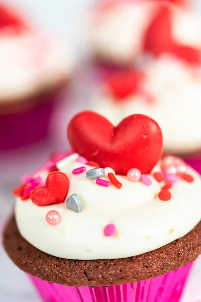 Bolinhos Veludo Vermelho Com Cobertura Queijo Creme Decora Com Coração — Fotografia de Stock