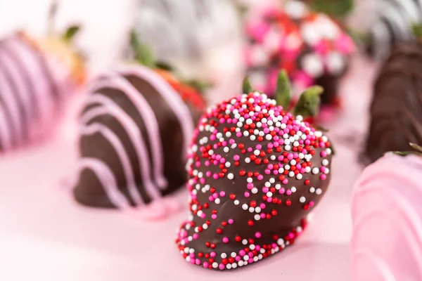 Verschiedene Schokoladen Erdbeeren Auf Rosa Hintergrund — Stockfoto