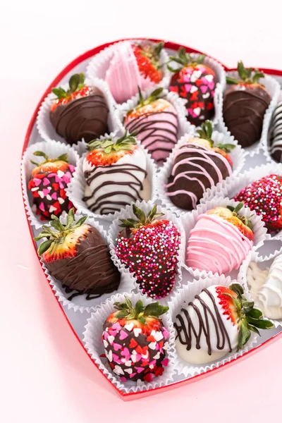 Verscheidenheid Van Chocolade Gedompelde Aardbeien Een Hartvormige Doos — Stockfoto