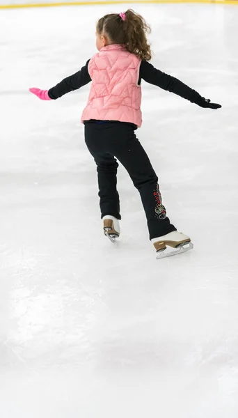 Klein Meisje Oefenen Figuur Schaatselementen Indoor Schaatsbaan — Stockfoto