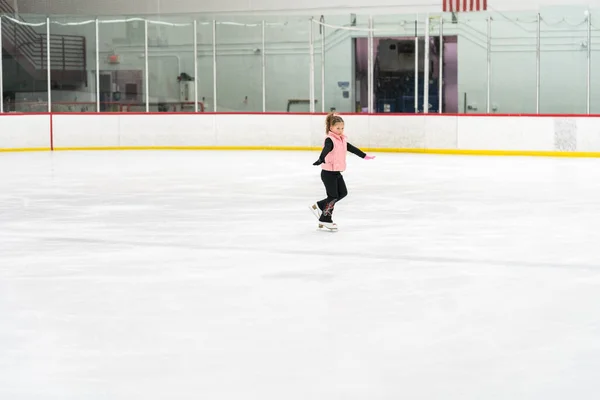 Kleines Mädchen Übt Eiskunstlauf Elemente Auf Indoor Eisbahn — Stockfoto