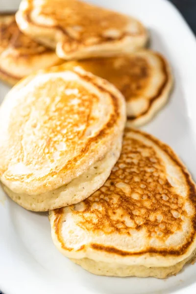 Frisch Gebackene Pfannkuchen Auf Einem Weißen Servierteller — Stockfoto