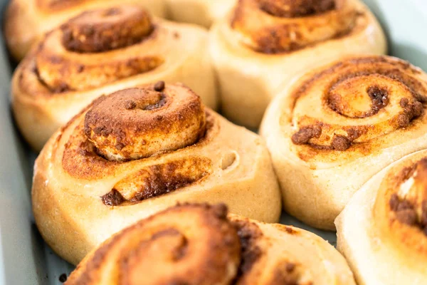 Vers Gebakken Kaneelbroodjes Een Blauwe Bakvorm — Stockfoto