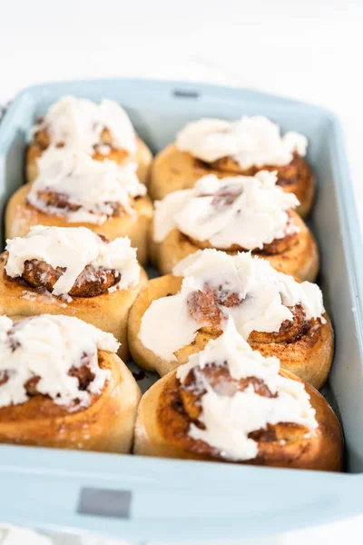 Vers Gebakken Kaneelbroodjes Met Witte Glazuur Een Blauwe Bakvorm — Stockfoto