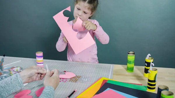 Papelaria Infantil Fazendo Insetos Papel Partir Dos Rolos Papel Higiênico — Fotografia de Stock