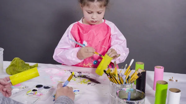 Papelaria Infantil Pintura Rolos Papel Higiênico Vazios Com Tinta Acrílica — Fotografia de Stock