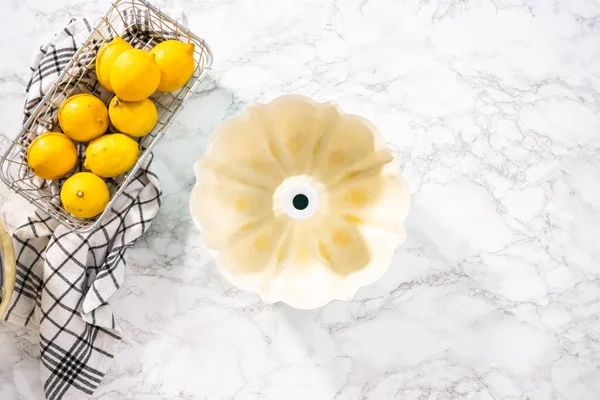 Leere Backform Für Einen Zitronenpfundkuchen Vorbereitet — Stockfoto