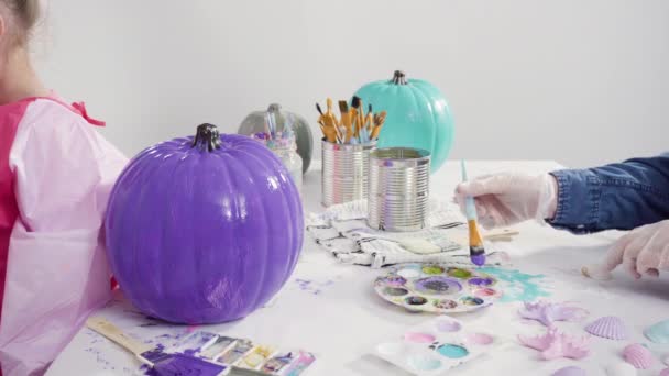 Niña Decorando Calabaza Halloween Con Pedrería — Vídeos de Stock