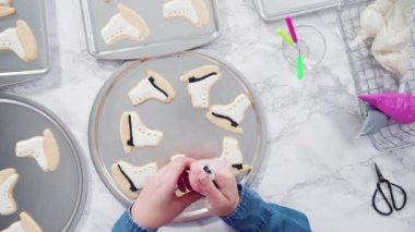 Buzlu buz pateni şekilli şeker kurabiyeleri ve kraliyet kreması..