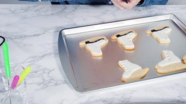 Buzlu buz pateni şekilli şeker kurabiyeleri ve kraliyet kreması..