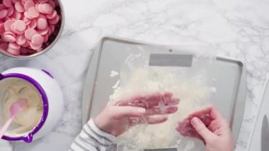 Fırın tepsisindeki küçük kar taneleri gibi çikolatalar..