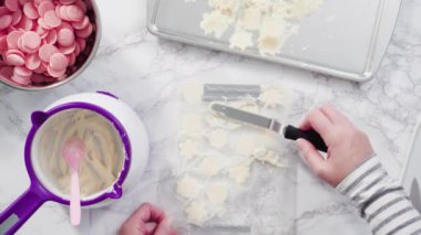 Fırın tepsisindeki küçük kar taneleri gibi çikolatalar..