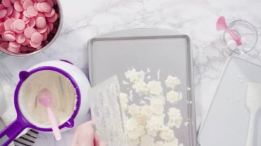 Fırın tepsisindeki küçük kar taneleri gibi çikolatalar..