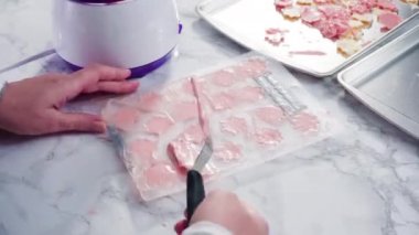 Fırın tepsisindeki küçük kar taneleri gibi çikolatalar..