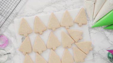 Noel ağacı şeklinde kurabiye pişirmek. 