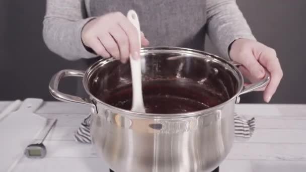 Misturando Ingredientes Panela Cozinhar Para Fazer Chocolate Simples Fudge — Vídeo de Stock