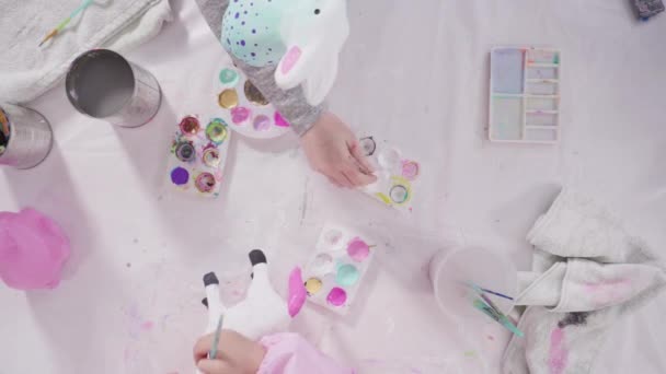 Domácí Výuka Během Uzamčení Covid Malá Dívka Malování Papír Mache — Stock video