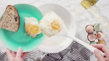 Beyaz tavada taze yumurta kızartıyorlar..