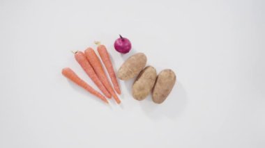 Pancar salatası için pancar ve haşlanmış sebzeleri küçük küplere koy.  