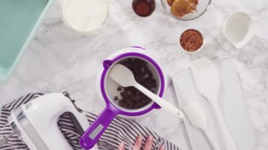 Pancar salatası için pancar ve haşlanmış sebzeleri küçük küplere koy.  