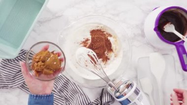 Pasta yapmak için unu diğer malzemelerle karıştırmak..
