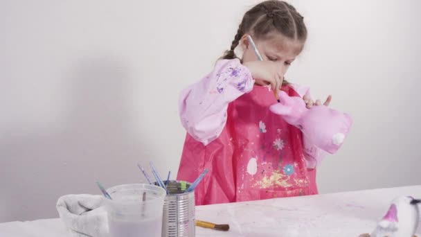 Ensino Casa Durante Bloqueio Covid Menina Pintura Papel Mache Páscoa — Vídeo de Stock