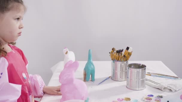Nauka Domu Podczas Zamknięcia Covid Mała Dziewczynka Malowanie Papieru Mache — Wideo stockowe