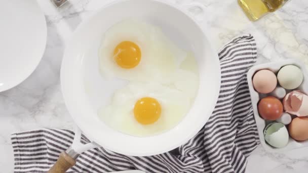 Menggoreng Telur Segar Wajan Putih — Stok Video