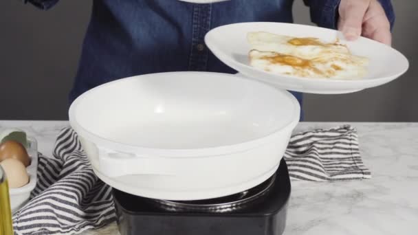 白いフライパンで新鮮な卵を炒める — ストック動画