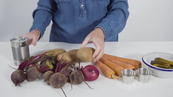 Pancar Salatası Için Pancar Haşlanmış Sebzeleri Küçük Küplere Koy — Stok video