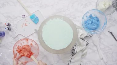 Yuvarlak üç katlı vanilyalı kek yapıyorum..