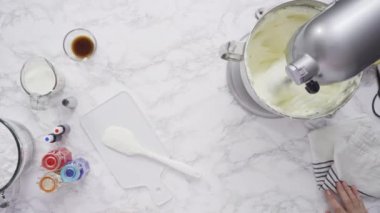 Yuvarlak üç katlı vanilyalı kek yapıyorum..