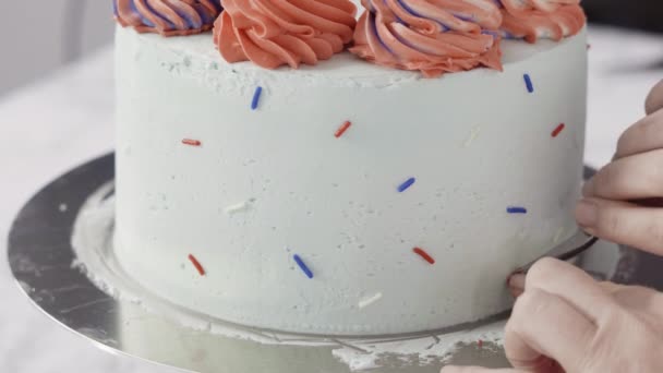 Het Maken Van Ronde Drie Lagen Vanille Cake — Stockvideo