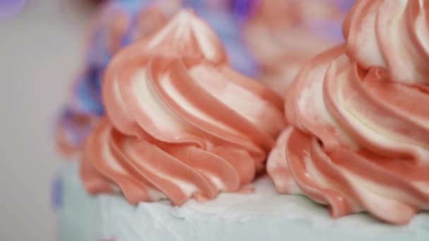 층짜리 바닐라 케이크를 만드는 — 비디오