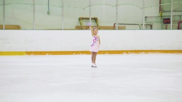 Klein Meisje Oefenen Kunstschaatsen Indoor Schaatsbaan — Stockvideo
