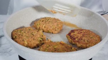 Kızartma tavasında zeytinyağlı kabak kekleri hazırlıyorum..