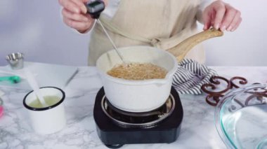 Küçük elektrikli ocağın üzerinde küçük bir tencerede karamelize şeker.