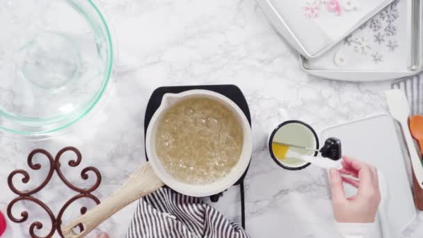 小さな電気ストーブの上の小さな調理鍋で砂糖をカラメル — ストック動画