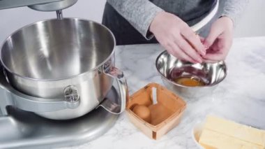 Pasta yapmak için unu diğer malzemelerle karıştırmak..