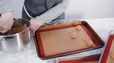 Fıstık ezmeli kurabiye hamuru ve hamur kepçesi..